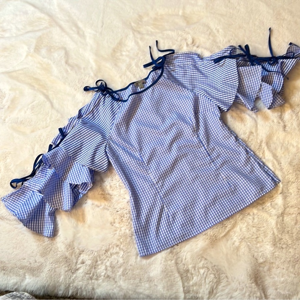 White and Blue cute blouse!! Size M, Adorable details in the sleeves